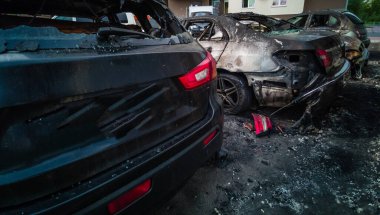 Otoparkta kırık ve yanmış arabalar, kaza ya da kasıtlı vandalizm. Yanmış araba. Bir araba kazasının sonuçları. Kundaklama yüzünden zarar görmüş. Rus birlikleri tarafından Ukrayna 'da vurulan sivil araçlar.