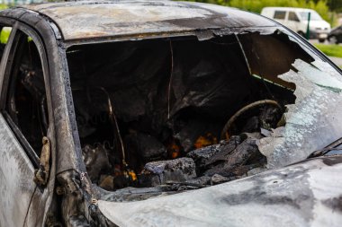 Yanmış araba. Araba Park yerinde ateşe. Haydut savaşları, yangın makine imha sonra molotof kokteyli. Deforme olmuş yangın makine. Araba kazası sonuçları. Kundaklama tarafından zarar görmüş