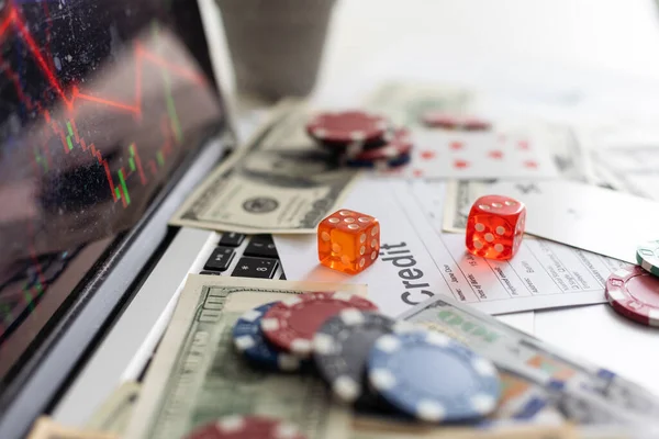 Chips Casino Rojo Parte Superior Periódico Financiero —  Fotos de Stock