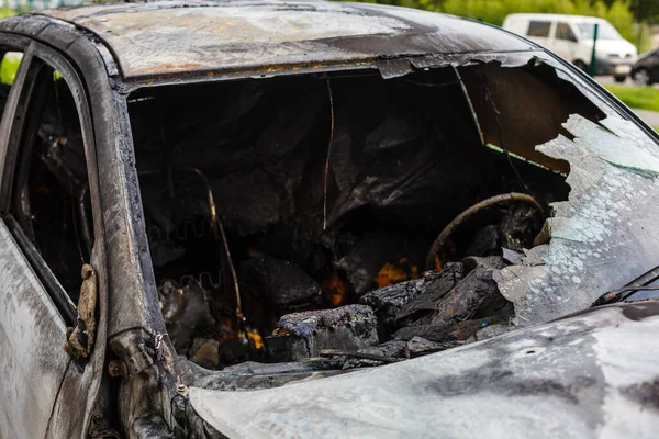 燃やされた車 駐車場で車に火をつけた 強盗戦争 モロトフ カクテル後火マシンの破壊 異形耐火機 車の事故の結果 放火被害 — ストック写真