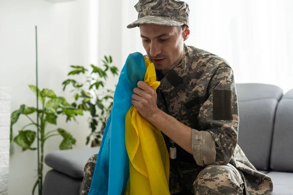 우크라이나 병사가 화염방사기를 착용하고 우크라이나 국기를 있으며 띠에는 트라이던트 국가의 — 스톡 사진