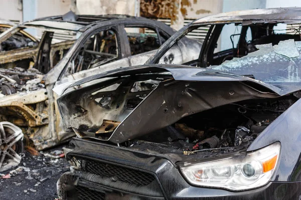通りで焼けた車のボディ — ストック写真