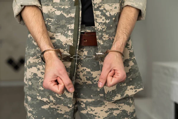 Χειροπέδες Στρατιώτης Συνελήφθησαν Αρσενικό Αξιωματικός Σκοτεινή Φυλακή Κελί — Φωτογραφία Αρχείου