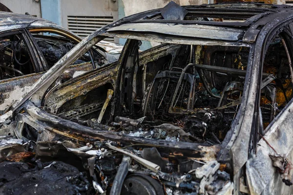 Две Машины После Пожара Две Сгоревшие Машины Открытым Капотом Поджог — стоковое фото