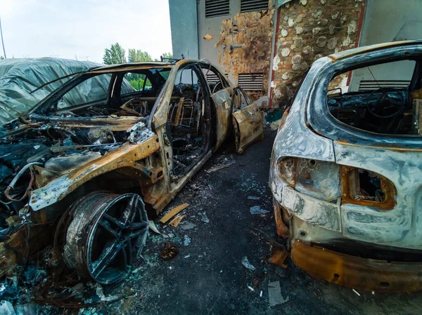 Две Машины После Пожара Две Сгоревшие Машины Открытым Капотом Поджог — стоковое фото