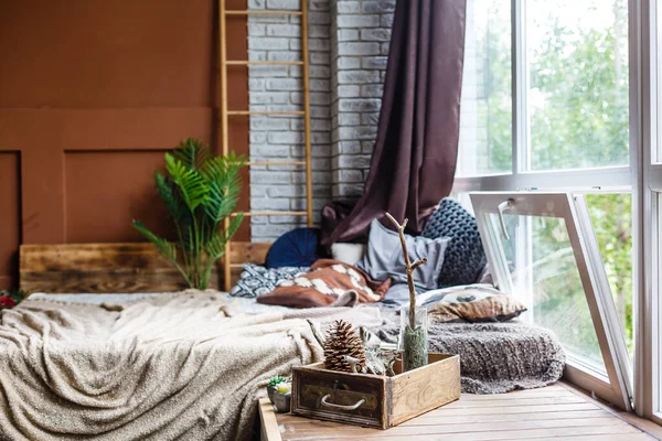 Сучасна Головна Спальня Двома Ліжками Широкими Скляними Вікнами Дизайн Щоб — стокове фото