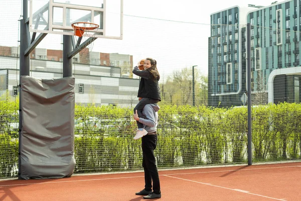 Glücklich Vater Und Teen Tochter Draußen Bei Basketball Court — Stockfoto