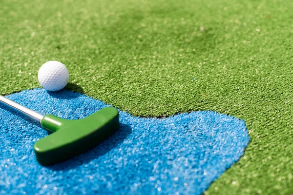 Kij Golfa Piłkę Zielonej Trawie Bliska — Zdjęcie stockowe