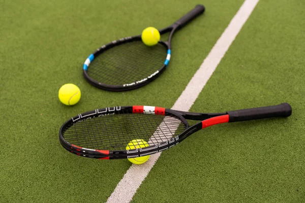 Raqueta Tenis Con Bolas Sobre Fondo Verde — Foto de Stock