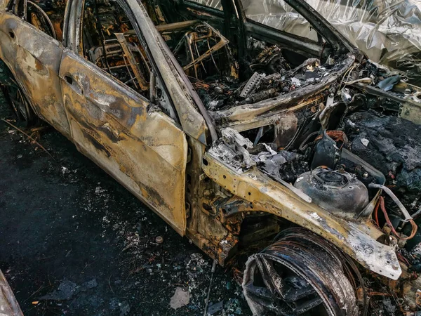 燃えた車と放棄された錆びた車のクロップドフロントビュー — ストック写真