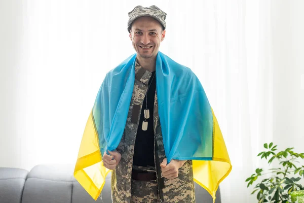Retrato Corajoso Militar Ucraniano Segurando Bandeira Ucrânia Conceito Liberdade — Fotografia de Stock