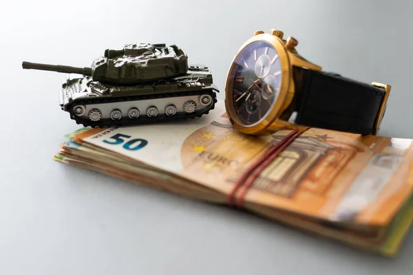 Concept Financing War Armaments Toy Tank Euro Clock — Stock Photo, Image