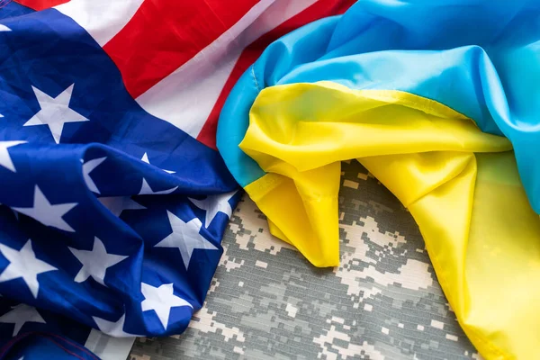 美国国旗与乌克兰国旗合二为一 国旗相互交织在一起 — 图库照片