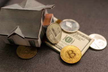 Oyuncak bitcoin siyah arka plan üzerinde ev ve paralar. Cryptocurrency ve koruma kavramı. Bankacılık web ve uluslararası ağ ödeme için elektronik sanal para