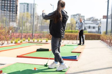 Yapay çimlerin üzerinde mini golf topu. Yaz sezonu oyunu.