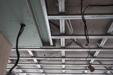 İnşaat aşamasındaki odada uzman teknisyenlerle tavan kurulumu. Yüksek kalite fotoğraf