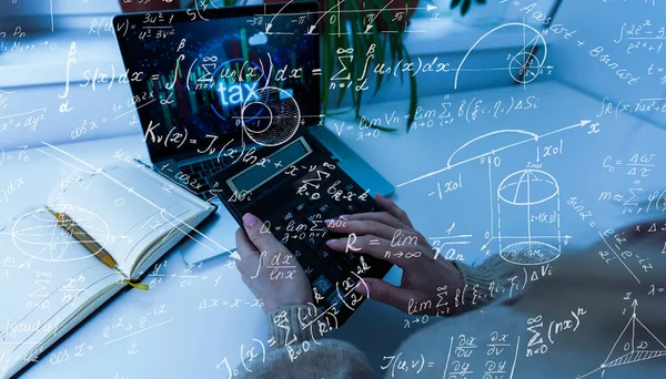 数学と科学の式を持つ学生や教師 教育の概念 仮想インターフェイス上の記号と式 二重露光 — ストック写真