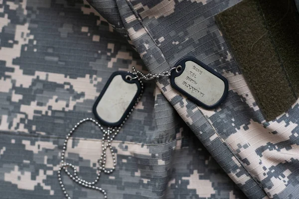伪装制服背景下的陆军制服徽章 — 图库照片