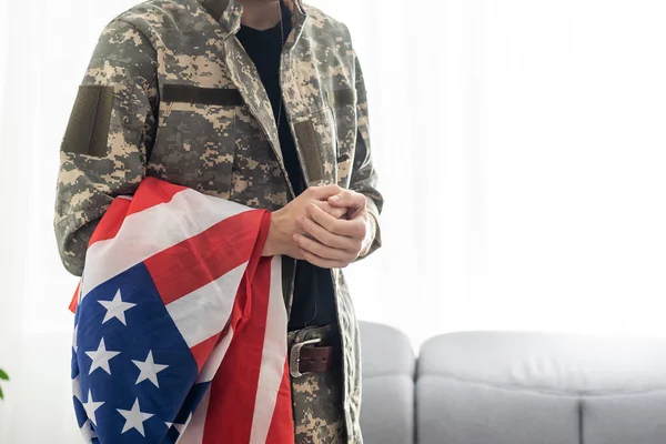 Rozrušený Americký Voják Drží Vlajku Spojených Států Zatímco Pláče Během — Stock fotografie