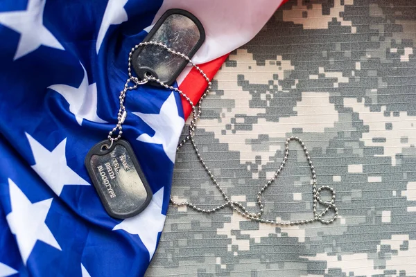 軍の制服とアメリカ国旗の背景 — ストック写真