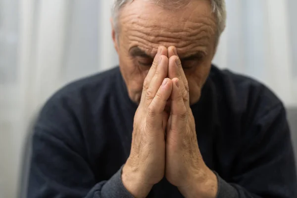 Пожалуйста Господи Волнуюсь Пожилой Европеец Молится Дома Диване Белый Европейский — стоковое фото
