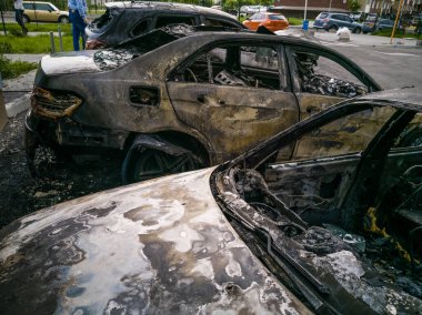 Otoparkta kırık ve yanmış arabalar, kaza ya da kasıtlı vandalizm. Yanmış araba. Bir araba kazasının sonuçları. Kundaklama yüzünden zarar görmüş. Rus birlikleri tarafından Ukrayna 'da vurulan sivil araçlar.