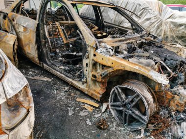 Yanmış ve terk edilmiş arabaların ön görüntüsü..