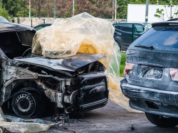燃えた車と放棄された錆びた車のクロップドフロントビュー — ストック写真
