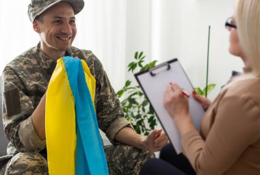 Ukrayna 'nın asker ordusu psikologla kapalı alanda terapi seansı yapıyor..