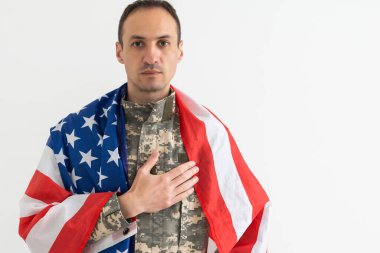 Bayrak tutan Amerikan askeri. Kamuflaj üniformalı bir erkek subay. Ordu kavramı.