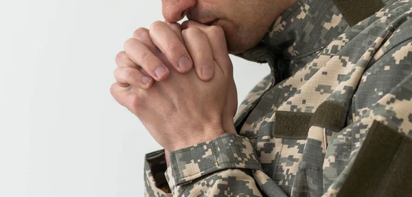 Nahaufnahme Von Verschnürten Händen Eines Unkenntlich Gemachten Soldaten Tarnuniform Militärmann — Stockfoto