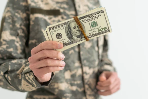 Στρατιώτης Του Στρατού Που Κρατάει Χρήματα Λευκό Φόντο — Φωτογραφία Αρχείου