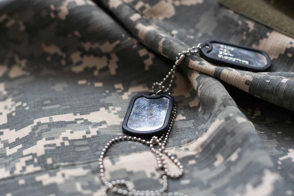 制服の背景に軍の制服の記章バッジ — ストック写真