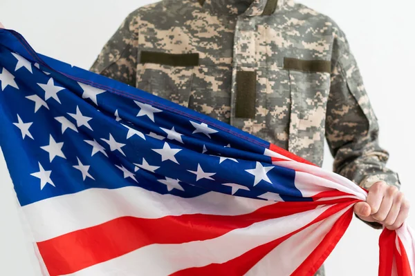 Żołnierz Wojskowy Trzymający Flagę Usa — Zdjęcie stockowe