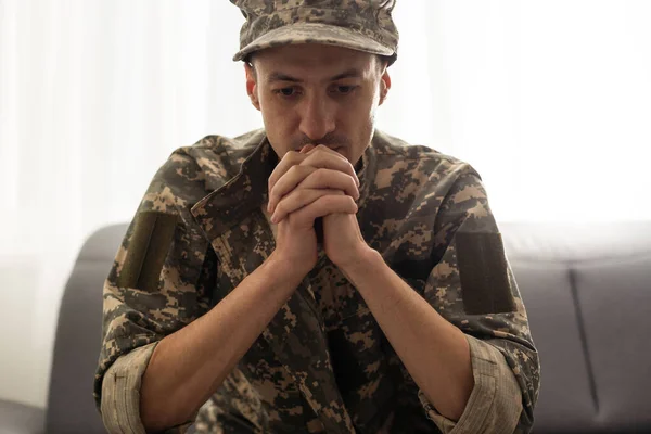 Żołnierz Siedzi Rozmawia Swoim Terapeutą — Zdjęcie stockowe