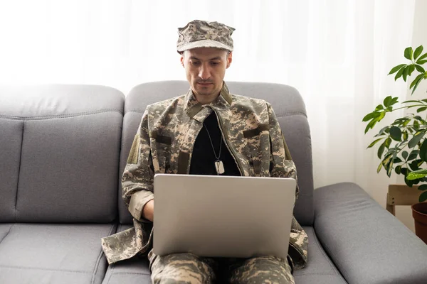 병사가 노트북을 만들다가 채사려 보이는 — 스톡 사진