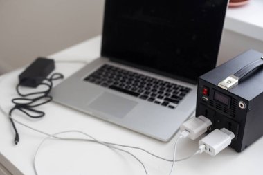 Elektrik kesintisi sırasında ışık olmadığında telefon, tablet, laptop ve diğer cihazlar için şarj istasyonu. Elektrik olmayınca jeneratör güç bankası bataryası. Elektrikli şarj edilebilir pil.