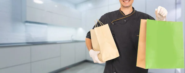 Jovem Homem Bonito Segurando Saco Papel Entrega — Fotografia de Stock