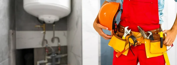 工具ベルト付きの労働者 男性の手と家の部屋の改装のためのツール 住宅改修のコンセプト — ストック写真