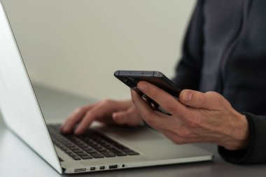 Akıllı telefonu tut ve dizüstü bilgisayar kullan