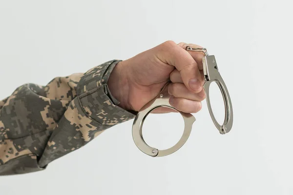 Ein Militärmann Handschellen Hält Vor Dunklem Hintergrund Ein Armeeabzeichen Der — Stockfoto