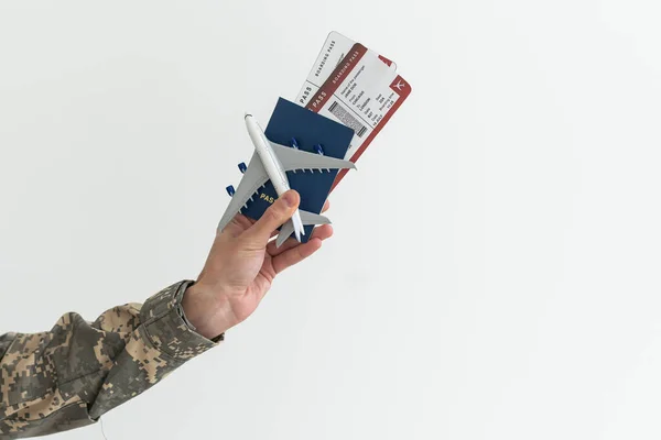 Militar Tiene Pasaportes Billetes — Foto de Stock
