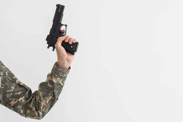 Στρατιωτικός Κρατώντας Ένα Όπλο Στο Χέρι — Φωτογραφία Αρχείου