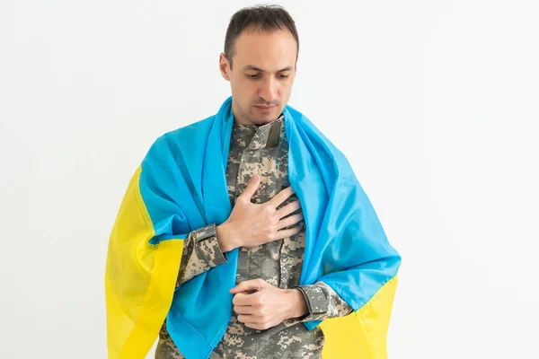 Corajoso Militar Ucraniano Segurando Bandeira Ucrânia Conceito Liberdade — Fotografia de Stock