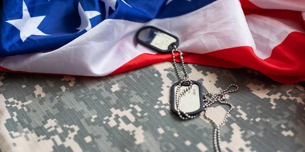 アメリカは独立 退役軍人 労働者 大統領または記念日の休暇のコンセプトのための迷彩軍の制服でフラグ — ストック写真