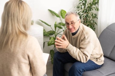 Psikoloji, depresyon insanları. Yaşlı bir adam, psikoloğa, psikiyatriste danışmanlık yapan erkekler yaşlı bir hasta klinikteki doktor kadına akıl danışmanlık yapıyor. Cesaret verici, terapi..