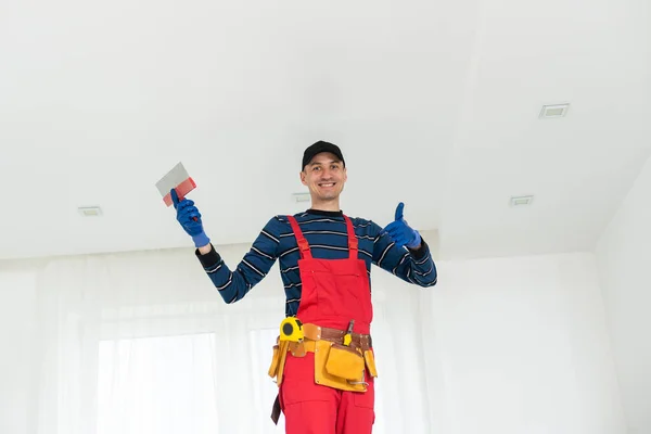 建設労働者の天井作業 修理作業をし — ストック写真