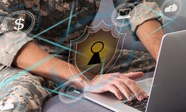 Siber güvenlik kavramı, mavi bokeh arka planlı sanal ekranda sanal güvenlik simgesine elle dokunan kişi..