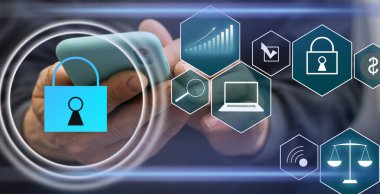 Siber güvenlik kavramı, mavi bokeh arka planlı sanal ekranda sanal güvenlik simgesine elle dokunan kişi..