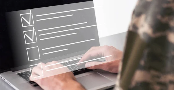 Bijgesneden Weergave Van Soldaat Gebaren Buurt Laptop Met Blanco Scherm — Stockfoto